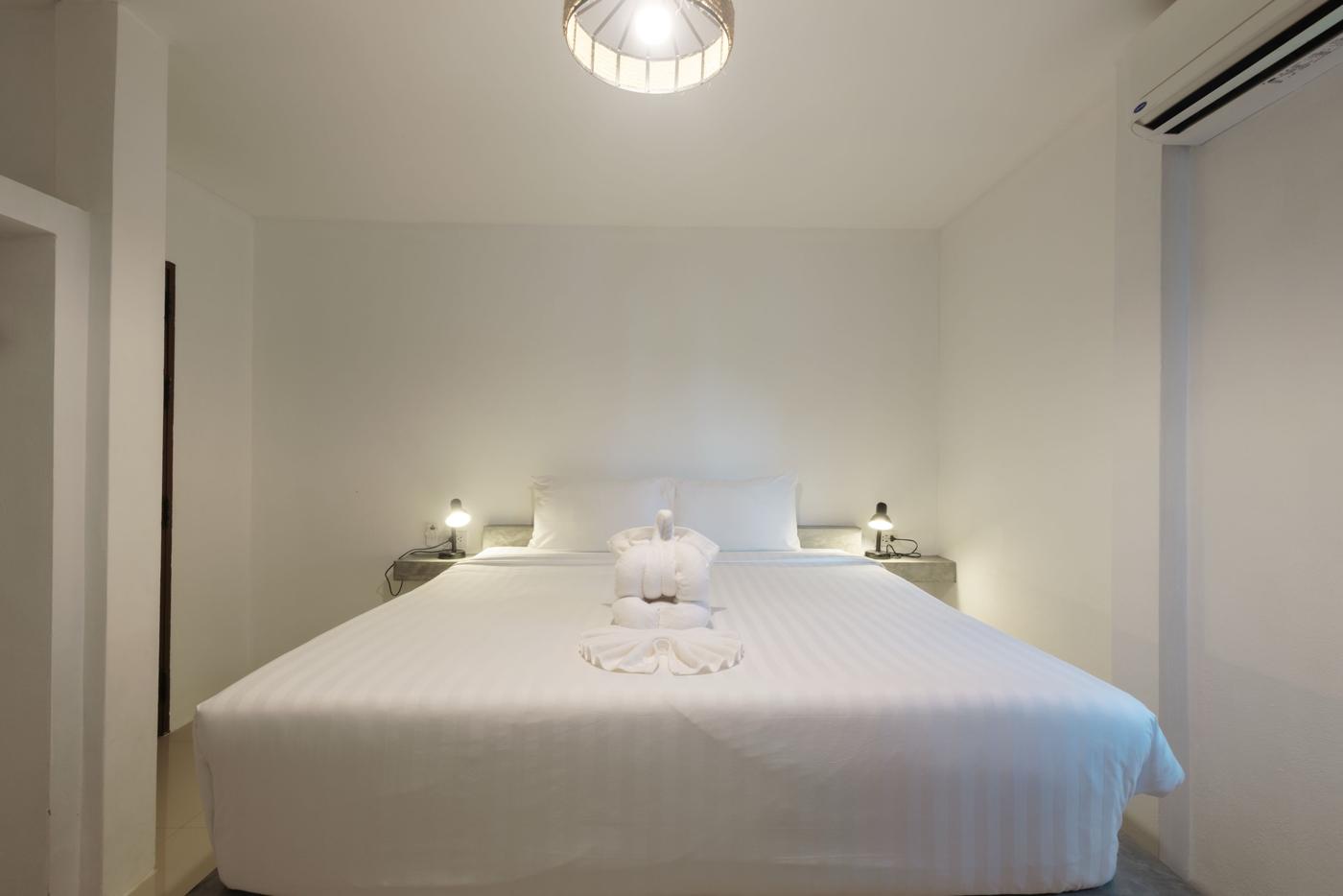 Bedroom with king bed and bedside lamps