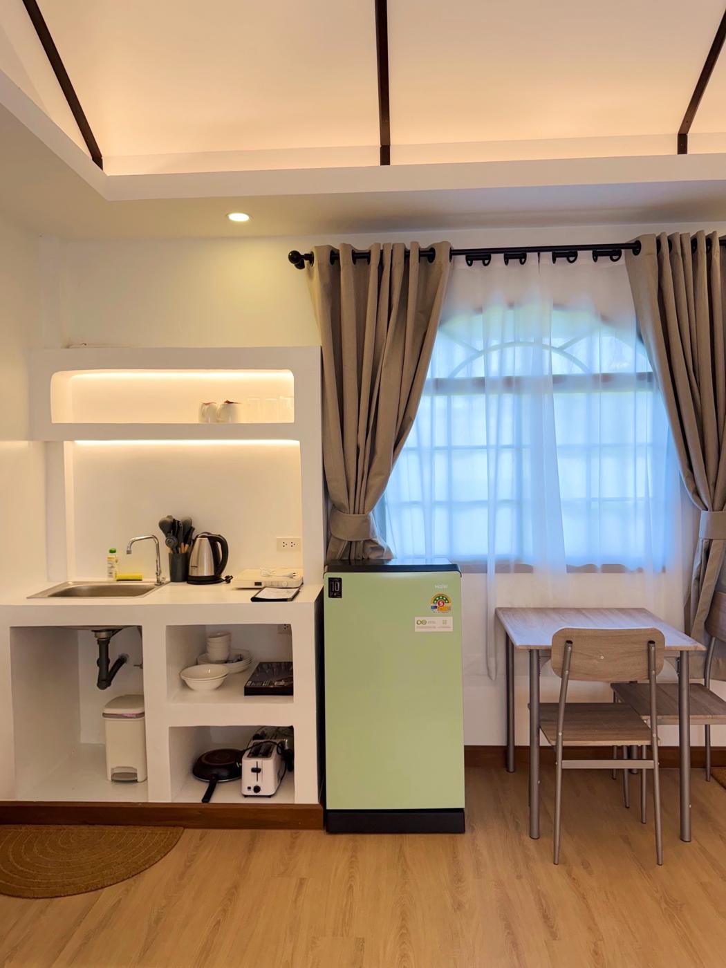 Kitchenette with sink, hob, kettle, fridge and dishes